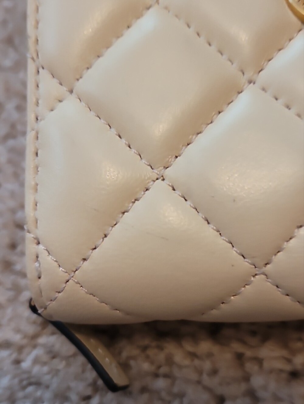 Versace Medusa Ivory Quilted
Leather Bifold Wallet - Picture 15 of 15